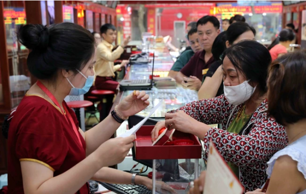 Giá vàng tăng cao nhiều người "đu đỉnh", chuyên gia khuyến cáo nhà đầu tư mua vàng thận trọng