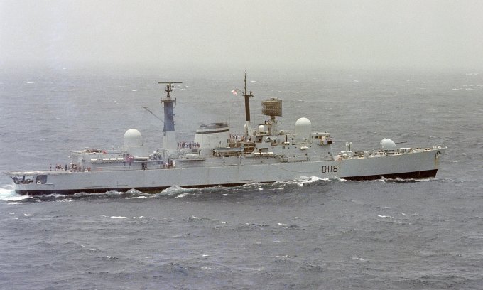 HMS Coventry zieht 1982 in das Gebiet nahe den Falklandinseln. Foto: Britisches Verteidigungsministerium