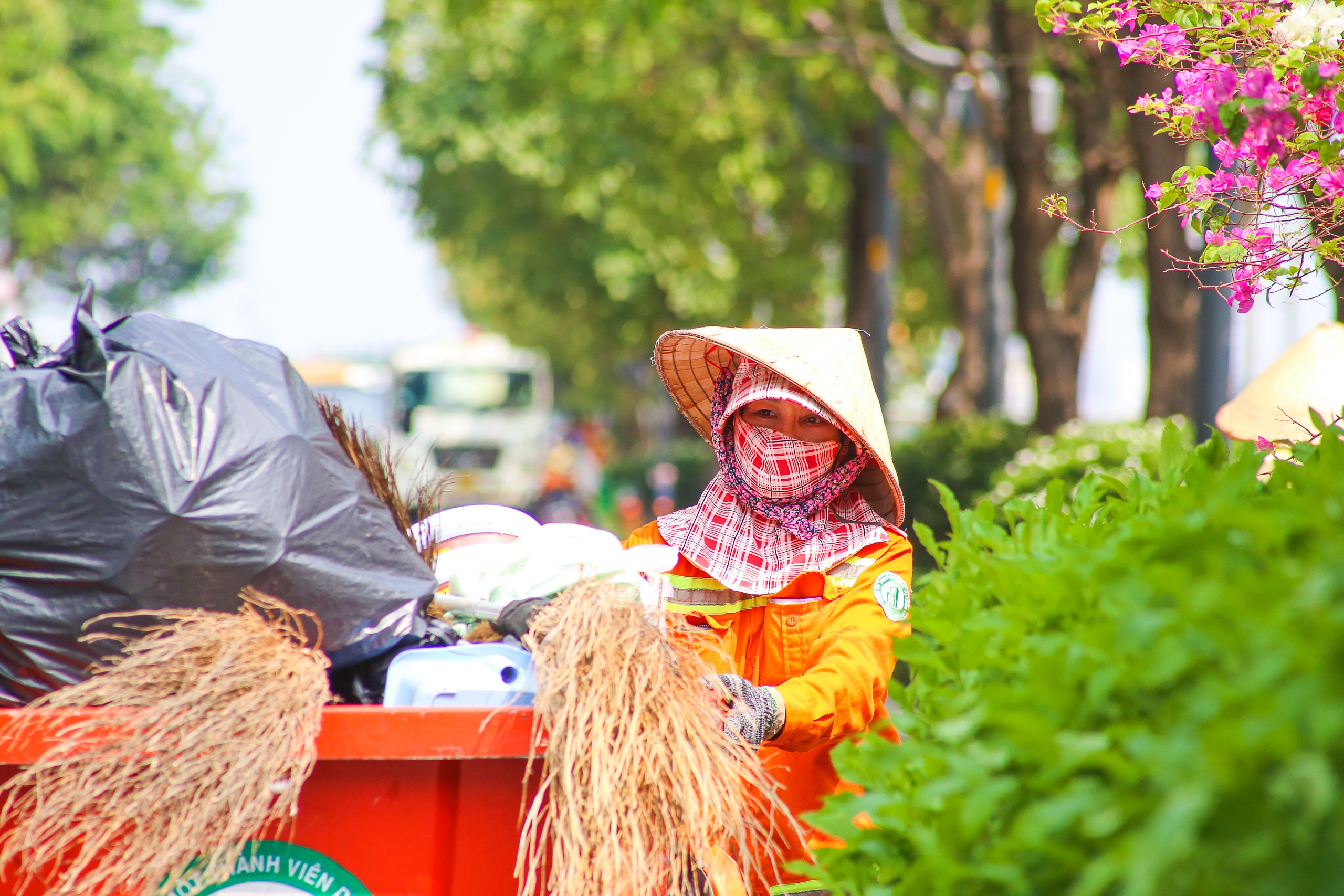 Người Sài Gòn trân mình dang nắng mưu sinh - Ảnh 11.