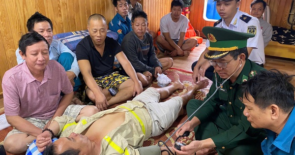 Rescued 14 people in distress on the sea of ​​Binh Dinh