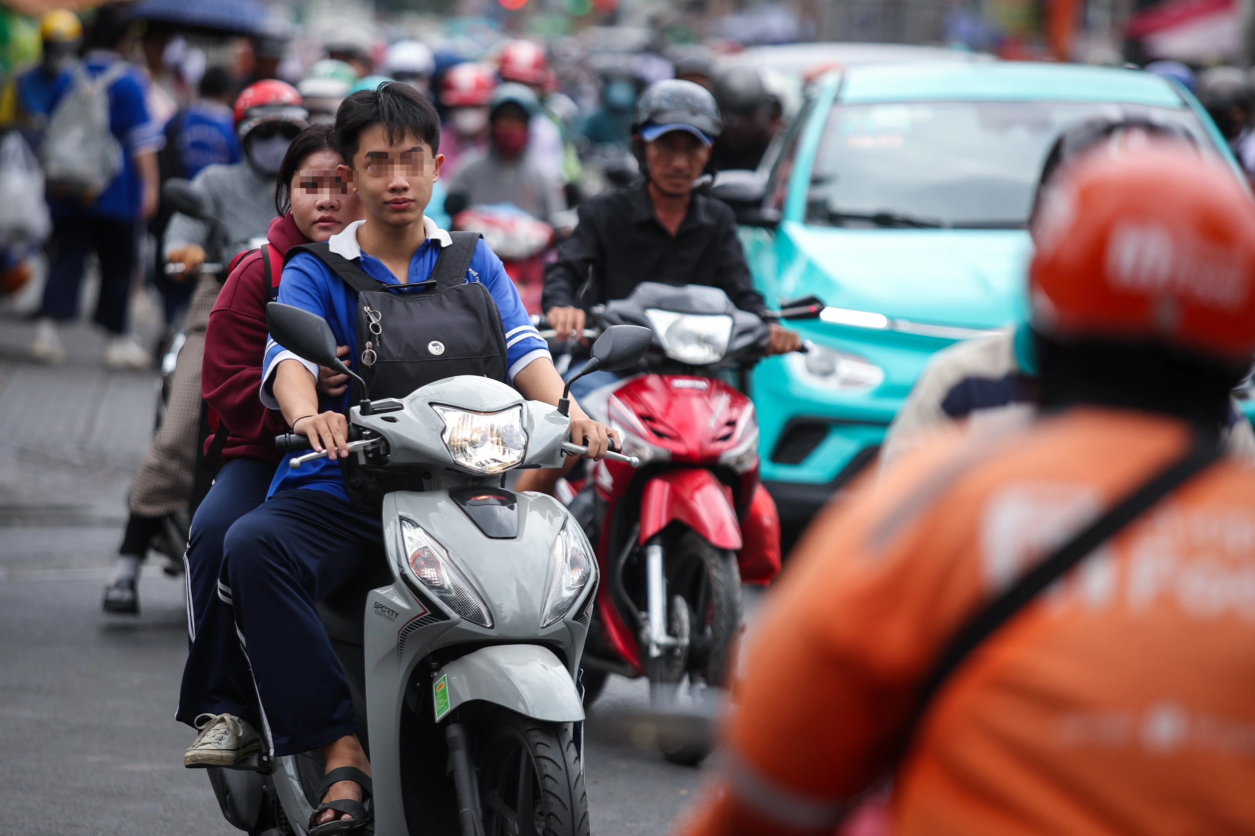 Tràn ngập học sinh lái xe máy trên 50 phân khối ở TP.HCM- Ảnh 2.