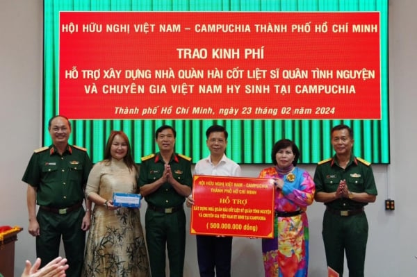 La Asociación de Amistad Vietnam-Camboya de Ciudad Ho Chi Minh otorga fondos para apoyar la construcción de una funeraria para los restos de los mártires en Camboya