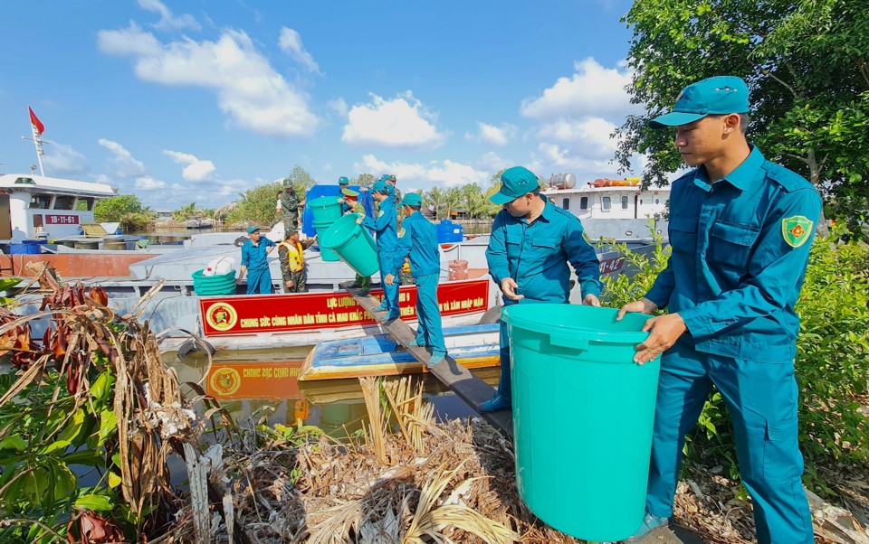 According to the upcoming plan, Military Region 9 will continue to transport fresh water for free to drought and salinity areas in U Minh, Thoi Binh, and Tran Van Thoi districts, Ca Mau province (CTV)