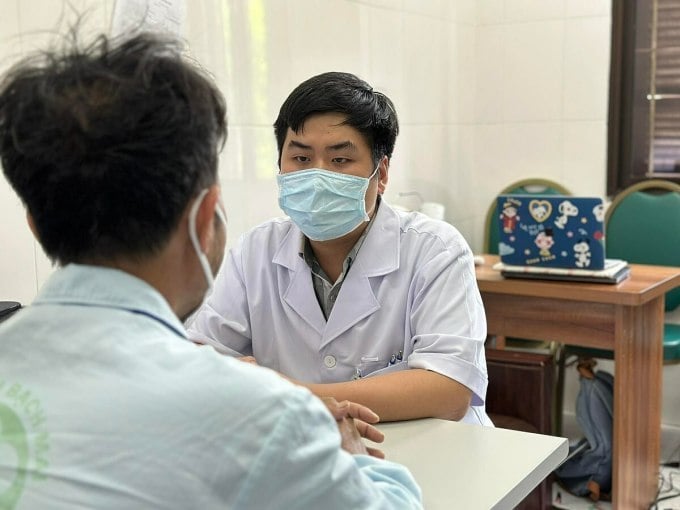 Un paciente está siendo tratado por un psiquiatra en el Instituto de Salud Mental. Foto: Le Nga