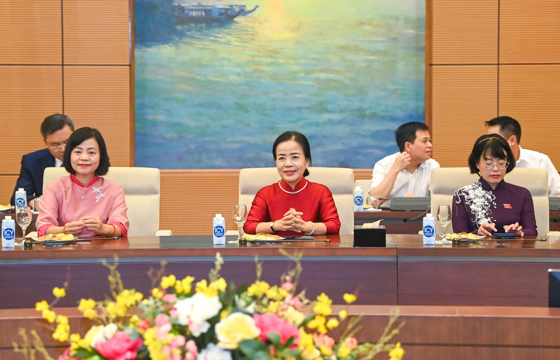 [Photo] National Assembly Chairman Tran Thanh Man meets with full-time female National Assembly deputies in the Central region photo 2