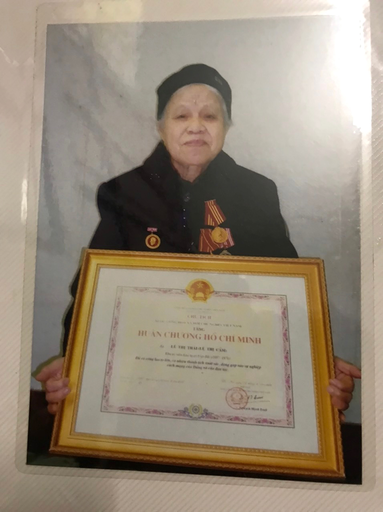 Lê Minh Cầm - nữ chiến sĩ giải phóng quân cầm cờ tiến vào thủ đô 8.1945 - Ảnh 2.