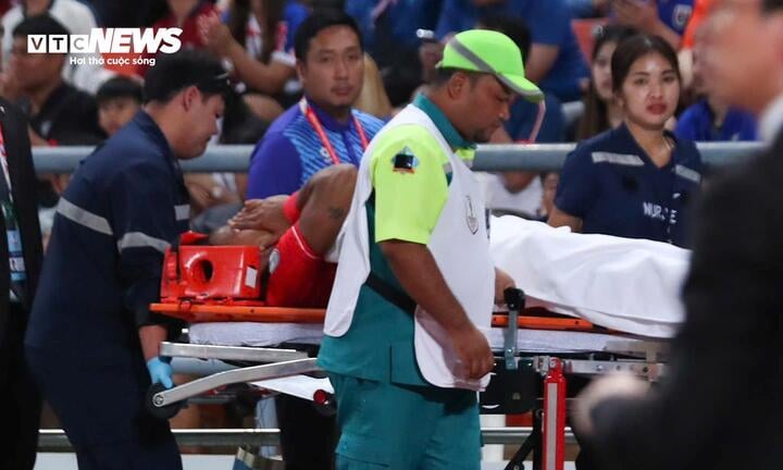 Nguyen Xuan Son wurde vom medizinischen Team auf einer Trage vom Spielfeld getragen und sofort ins Krankenhaus eingeliefert, nachdem er mitten im Rückspiel des Finales des AFF Cup 2024 (ASEAN Cup) das Spielfeld verlassen hatte.