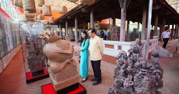 Primer plano de la obra de cerámica de una tonelada de peso del profesor, académico y pintor Ngo Xuan Binh