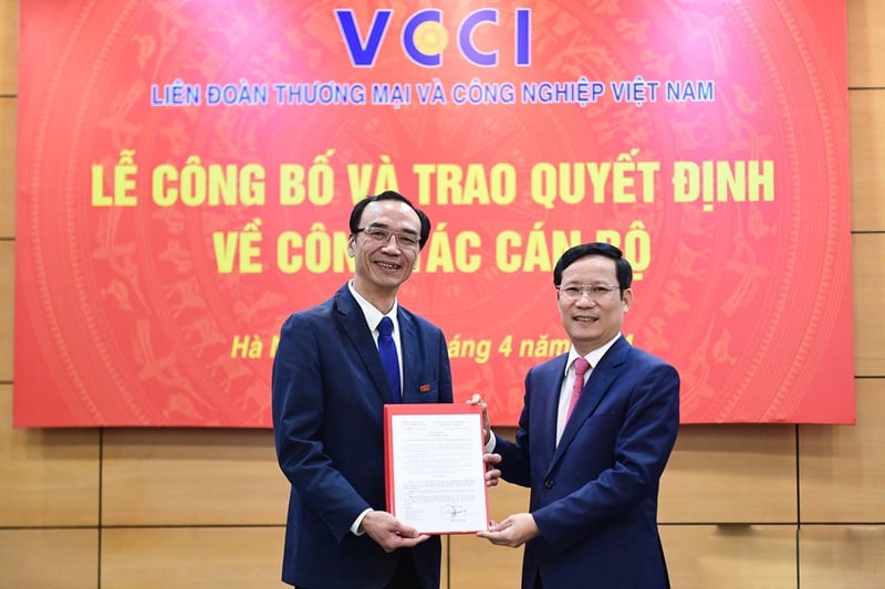 Der Journalist Nguyen Linh Anh ist Chefredakteur des Magazins Business Forum, Bild 1.