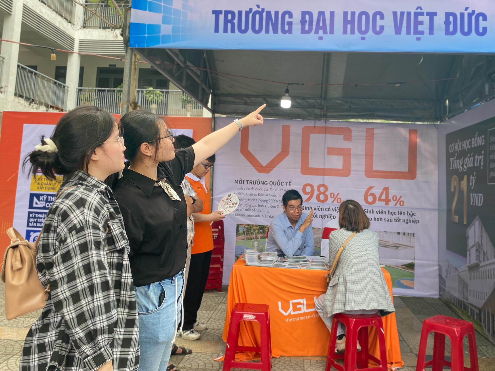 Náo nhiệt gian hàng tư vấn mùa thi Đà Nẵng, học sinh hào hứng được 'truyền lửa'- Ảnh 16.