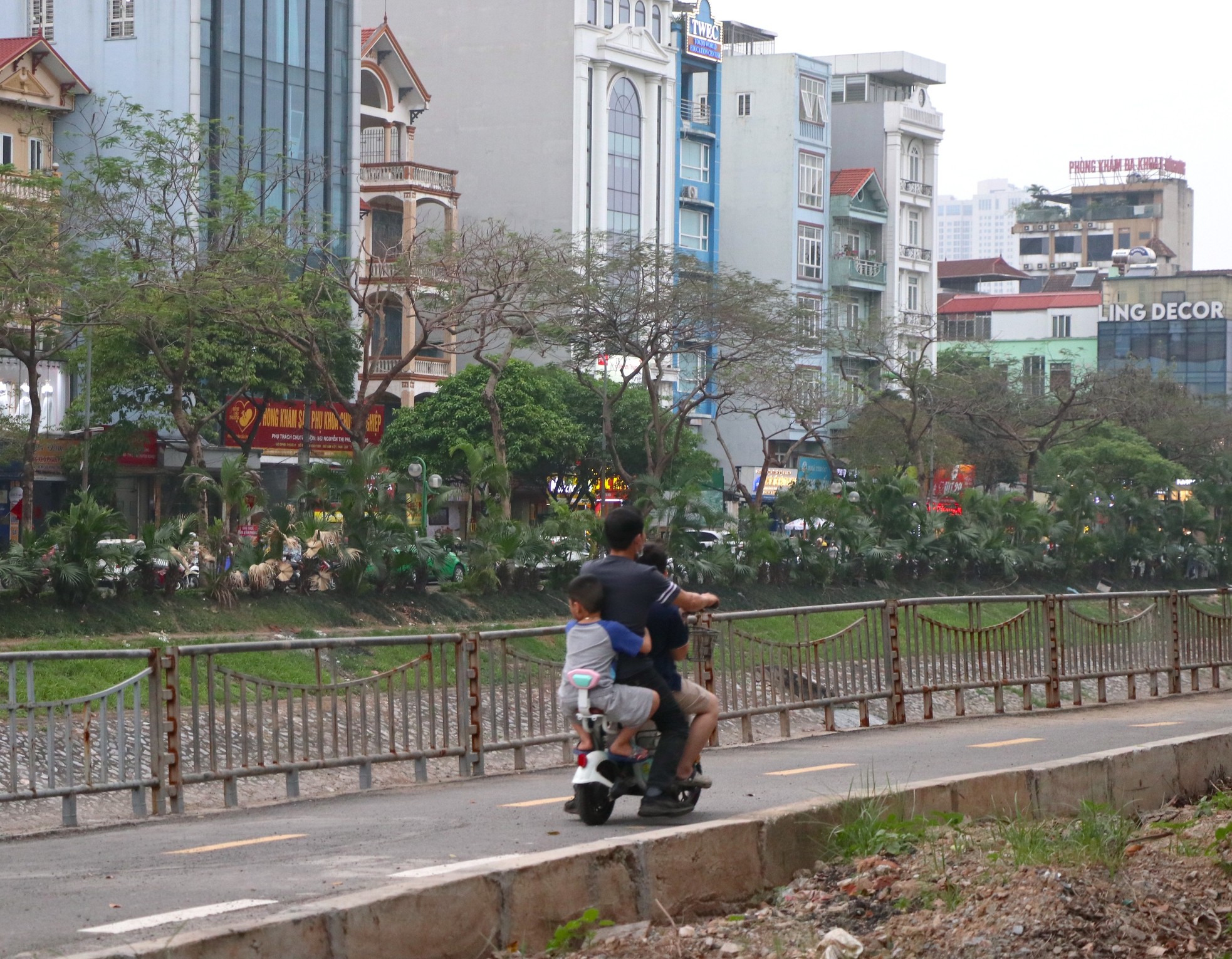 ハノイ、自転車専用道路のバリアを一新 写真7