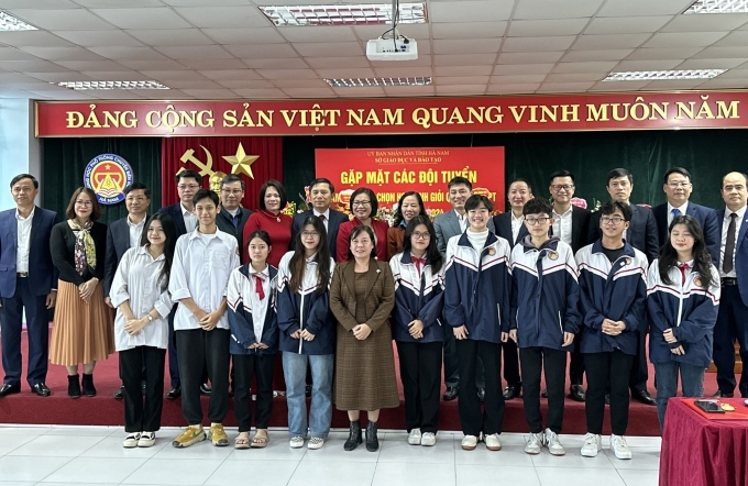 El equipo nacional de estudiantes excelentes en Historia, provincia de Ha Nam, en una reunión con los líderes escolares y el Departamento de Educación y Capacitación, antes del examen, enero de 2023. Foto: Escuela Secundaria Bien Hoa para Superdotados