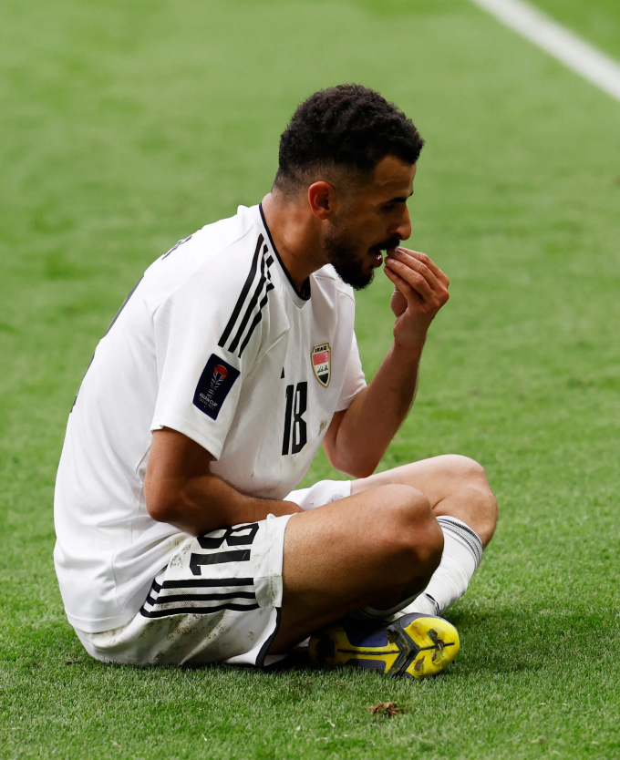 Hussein realiza el gesto de comer en el campo, después de salir corriendo a compartir la alegría con los fanáticos por primera vez, durante la derrota de Irak por 2-3 ante Jordania en los octavos de final de la Copa Asiática en la noche del 29 de enero en el Estadio Khalifa, Qatar. Foto: Reuters