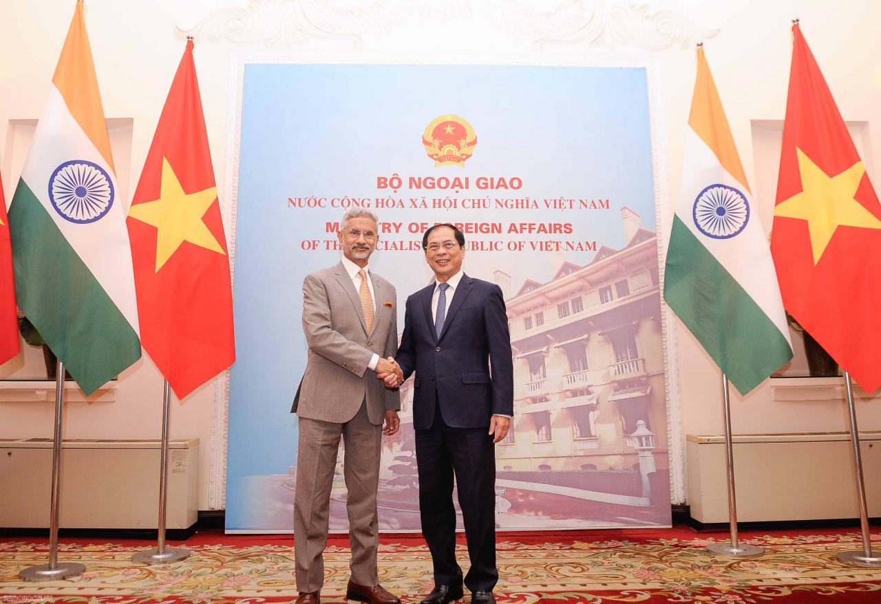 Bộ trưởng Ngoại giao Bùi Thanh Sơn đón Bộ trưởng Ngoại giao Ấn Độ S. Jaishankar Bộ trưởng Ngoại giao Bùi Thanh Sơn và Bộ trưởng Ngoại giao S. Jaishankar đồng chủ trì kỳ họp Ủy ban hỗn hợp Việt Nam-Ấn Độ