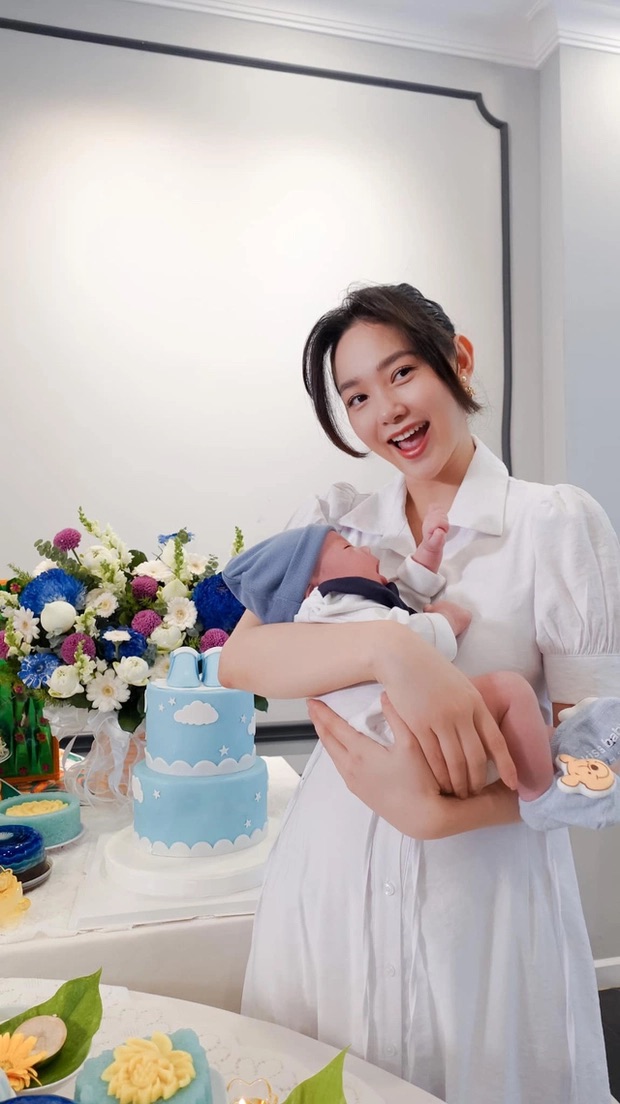 Minh Hang calls her child Mo, the same nickname she calls her husband when they are in love. Photo: Facebook character