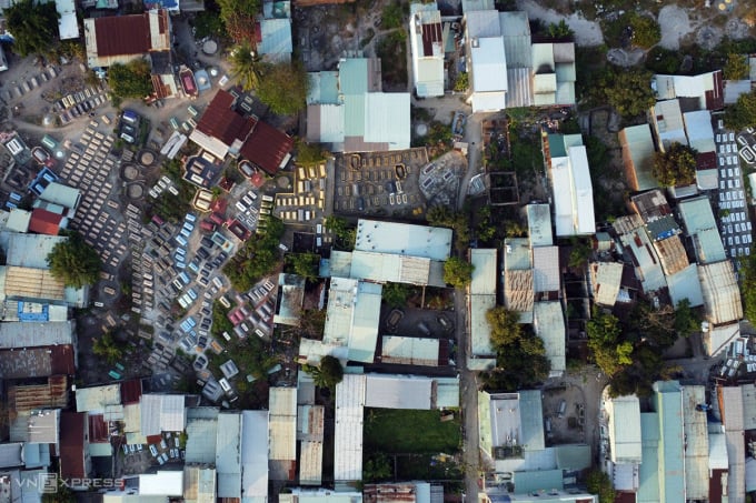 Nearly 2,000 graves are interspersed in residential areas in Hoa Khanh Nam ward, Lien Chieu district. Photo: Nguyen Dong