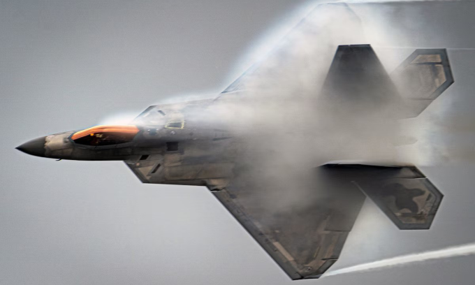 Tiêm kích F-22 Raptor bay trình diễn tại Canada tháng 8/2021. Ảnh: Không quân Mỹ