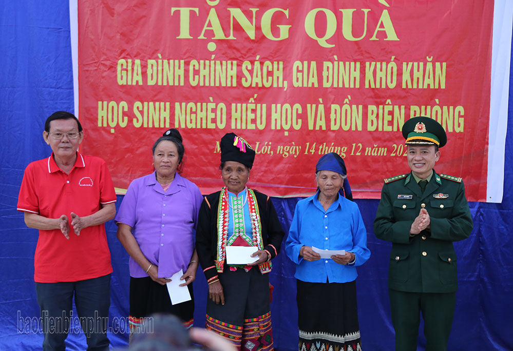 Una delegación representativa de periodistas de la ciudad de Ho Chi Minh entregó obsequios para apoyar a la gente del distrito 1 de Dien Bien.