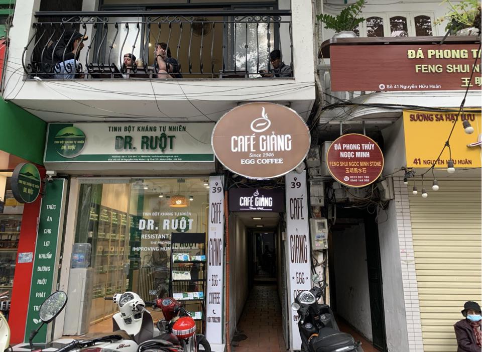 คาเฟ่เจียง เป็นหนึ่งใน “สี่เสาหลัก” ของการรับรองกาแฟ โดยภายในประกอบไปด้วย “มนุษย์ – หู – การใช้ – การสอน” แบรนด์นี้เป็นที่รู้จักของคนเมืองฮานอยและเป็นจุดหมายปลายทางที่เชื่อมโยงกันมาหลายชั่วรุ่น ตั้งอยู่ในหมู่บ้านเลขที่ 39 Nguyen Huu Huan (เขต Hoan Kiem เมืองฮานอย) ซึ่งเป็นแหล่งกำเนิดกาแฟผงอบไข่ชื่อดัง ร้านกาแฟผงอบไข่ชื่อดังที่ถือกำเนิดตั้งแต่ปี พ.ศ. 2489 จนถึงปัจจุบัน