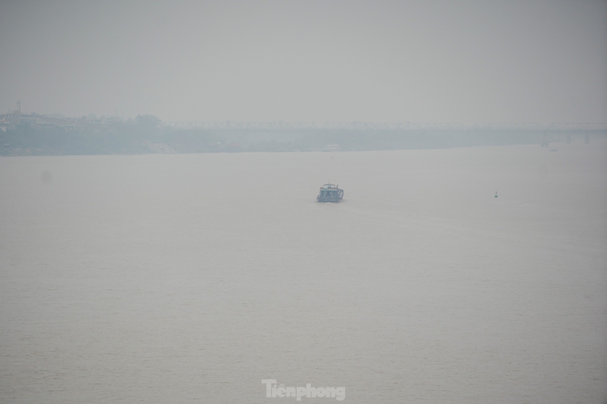 Hanoi is covered in fine dust from morning to afternoon, many buildings 'disappear' photo 12