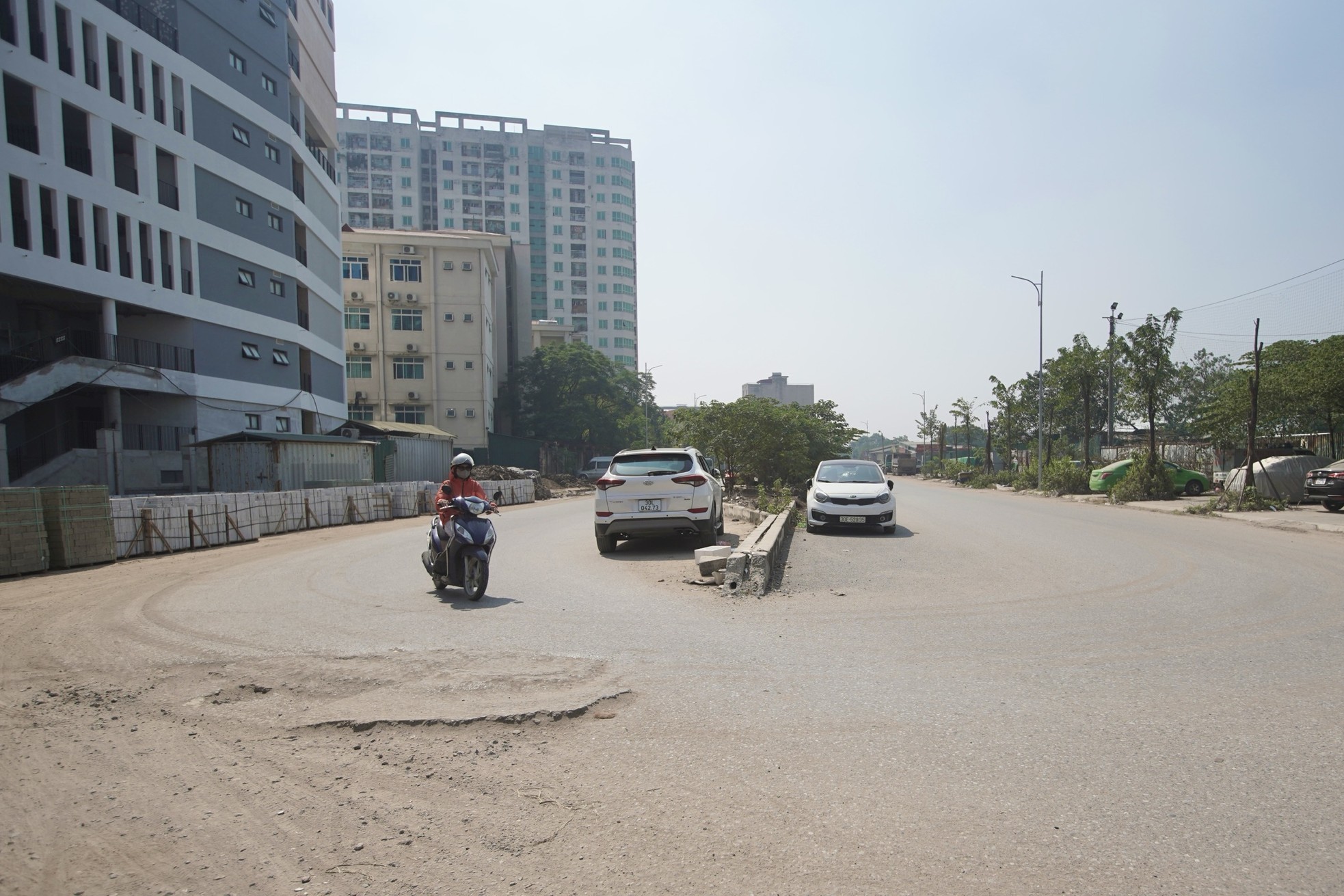 Basura rodea proyecto vial de 250 mil millones de dongs en Hanoi foto 2