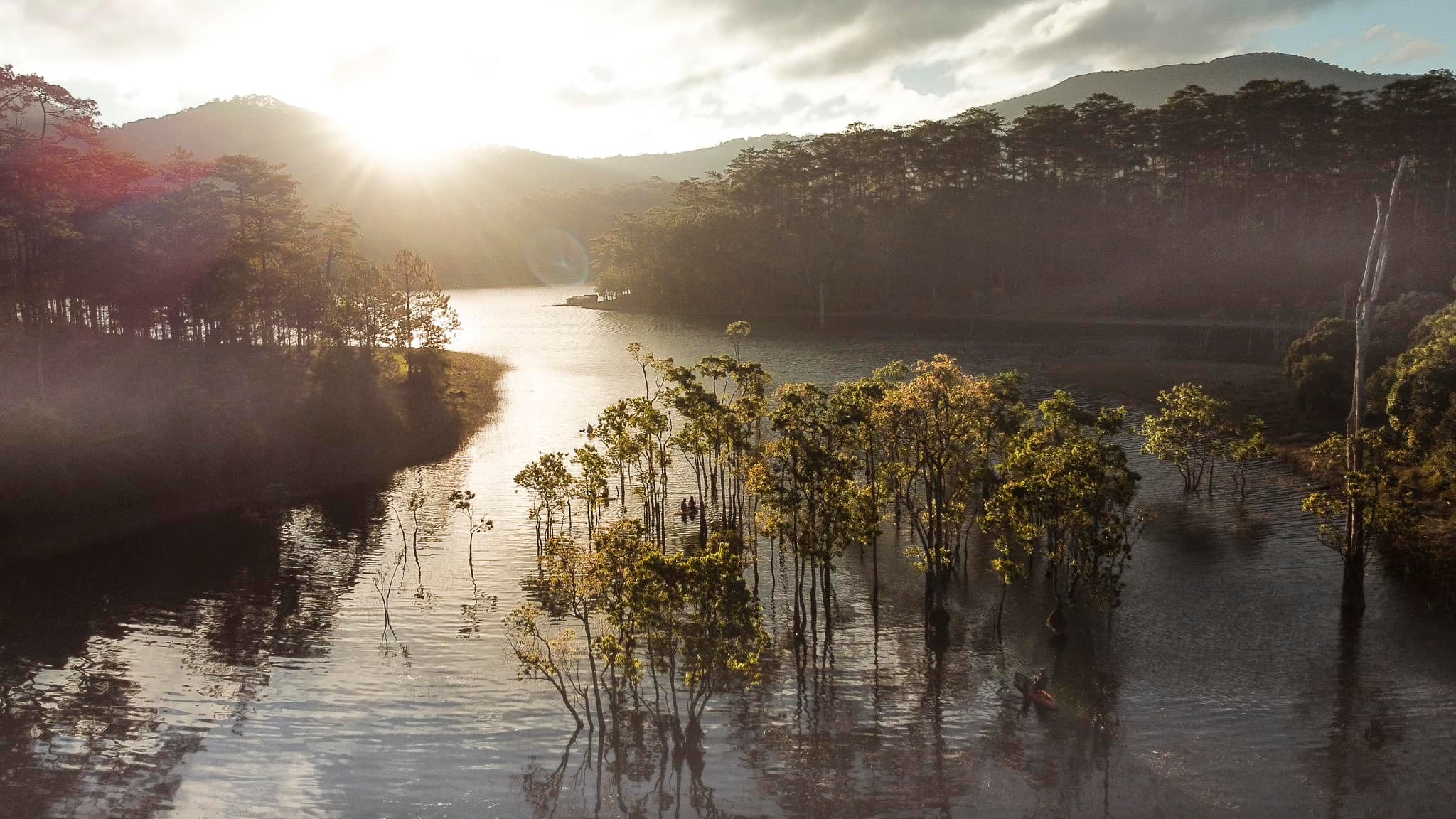 Suoi Tia es la fuente del agua que fluye hacia el lago Tuyen Lam, a unos 5 km del centro de la ciudad de Da Lat. Para crear el lago Tuyen Lam como es hoy, el Comité Popular Provincial de Lam Dong y el Distrito Duc Trong construyeron una presa para retener agua en el área de Suoi Tia alrededor de 1985-1986. El arroyo tiene un paisaje poético y pintoresco, pero no es conocido por mucha gente.