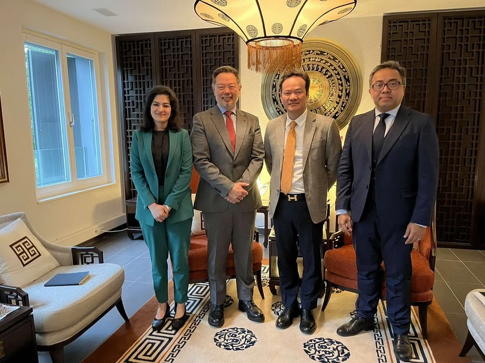 L'ambassadeur Mai Phan Dung et des représentants de l'OMPI. (Photo : VNA)