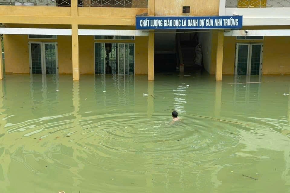 Schulleiter sorgt mit Foto für Aufsehen: „Schwimmend zur Schule“ und Überraschungsgeschenk