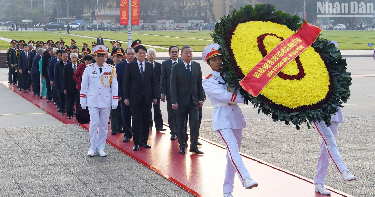 [Photo] Des dirigeants du Parti et de l'État ainsi que d'anciens dirigeants visitent le mausolée du président Ho Chi Minh