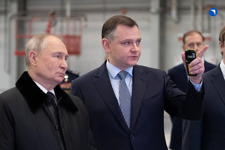 Tổng thống Putin dành 10 phút vào buồng lái máy bay ném bom chiến lược Tu-160M - Ảnh 1.