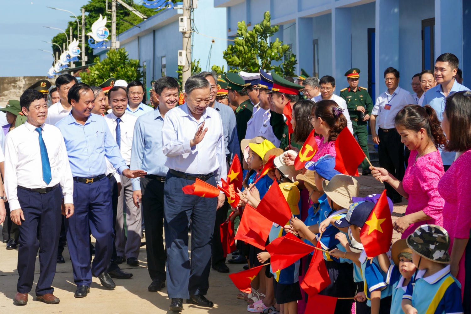 [Photo series] General Secretary and President To Lam visits and works at the outpost island district of Con Co, Quang Tri province