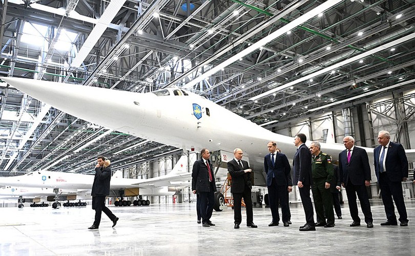 Tổng thống Putin dành 10 phút vào buồng lái máy bay ném bom chiến lược Tu-160M - Ảnh 4.