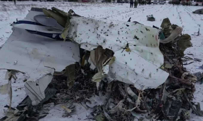 Trümmer des Transportflugzeugs Il-76, das am 24. Januar in der russischen Provinz Belgorod abgestürzt ist. Foto: SKR