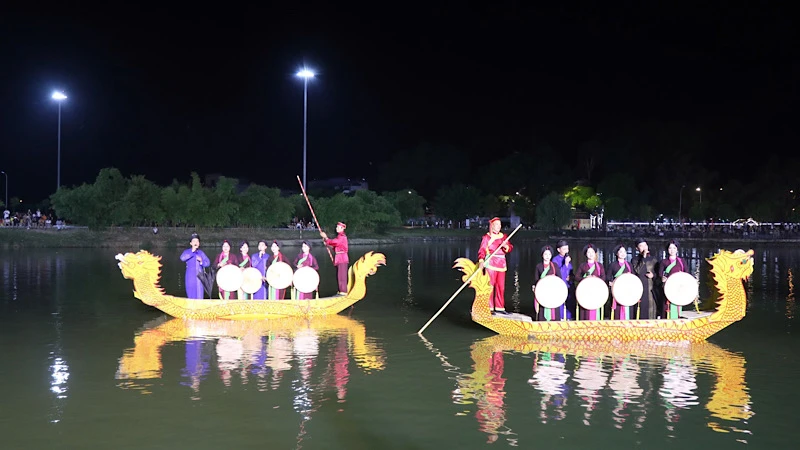 Bac Ninh organise un programme de représentation de chansons folkloriques Quan Ho sur un bateau