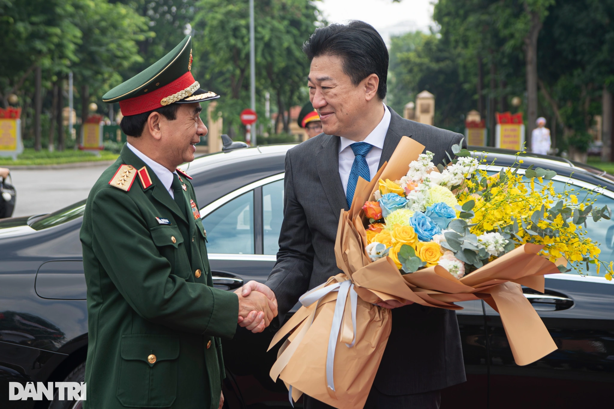 General Phan Van Giang presided over the welcoming ceremony for the Japanese Minister of Defense.