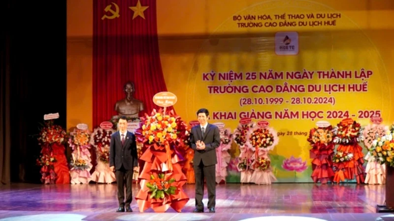 25e anniversaire de l'École de tourisme de Hué