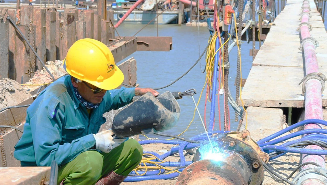 Construction continues during September 2nd holiday to ensure progress of Rach Mieu 2 bridge