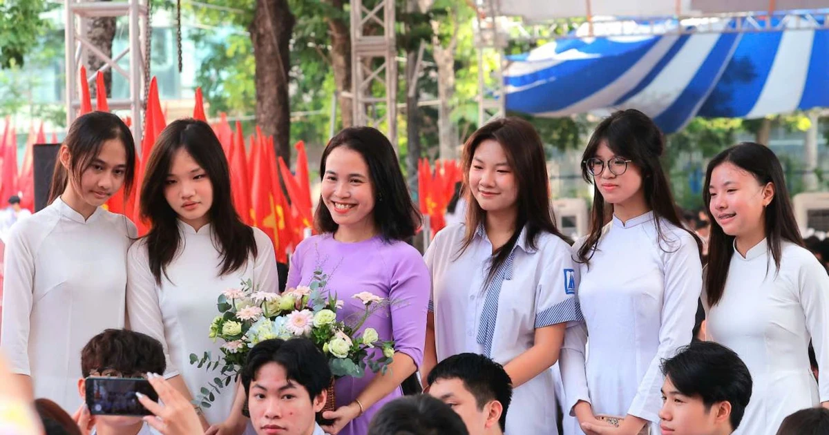 Lehrer und Schüler der Fachschule Hanoi