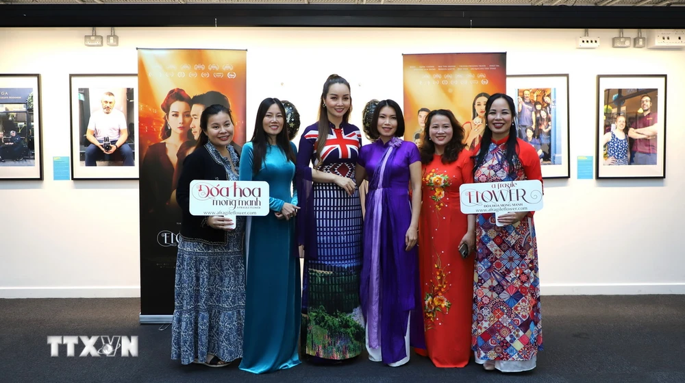 Regisseurin und Filmproduzentin Mai Thu Huyen macht vor der Filmpremiere Fotos und interagiert mit dem Publikum. (Foto: Phong Ha/VNA)