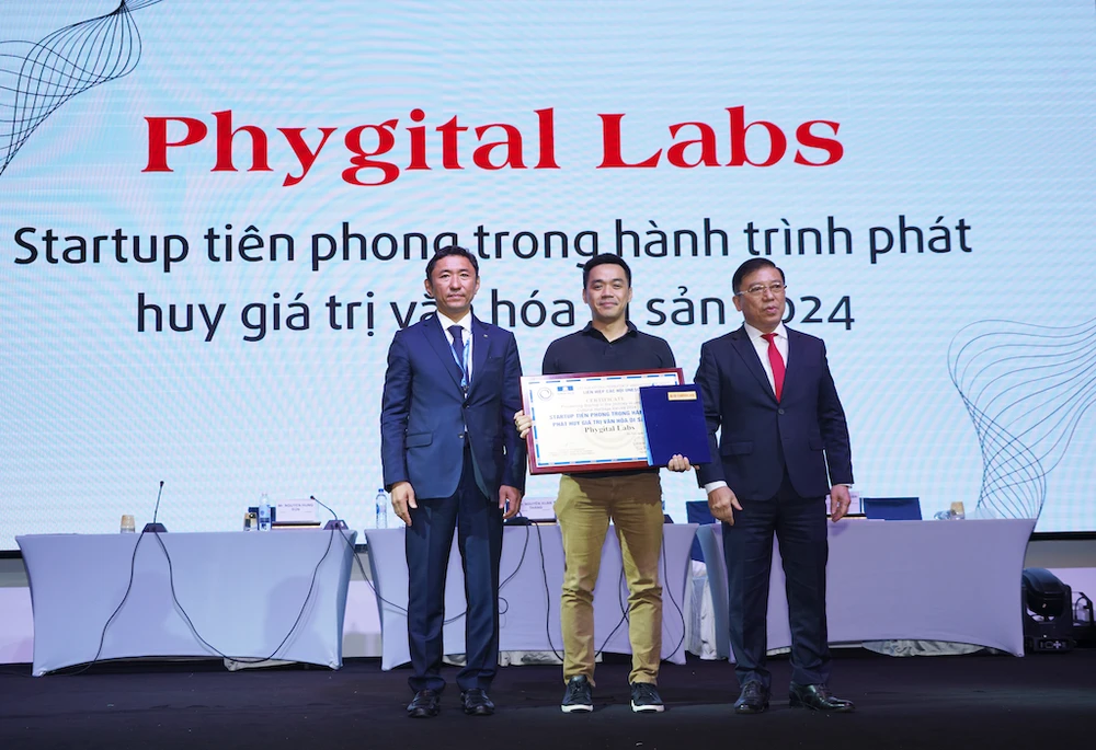 Nam Đỗ, Co-founder & CTO Phygital Labs đại diện công ty nhận bằng khen.png