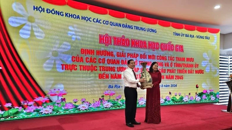 Đổi mới công tác tham mưu của các cơ quan Đảng Trung ương và Tỉnh ủy, Thành ủy ảnh 4