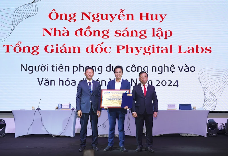 Huy Nguyễn nhận danh hiệu Người tiên phong đưa Công nghệ vào Văn hoá Di sản Việt Nam 2024.png