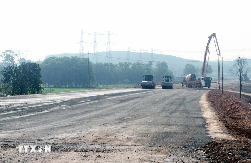 Quang Binh hace cumplir la limpieza de tierras para el proyecto de la autopista Norte-Sur