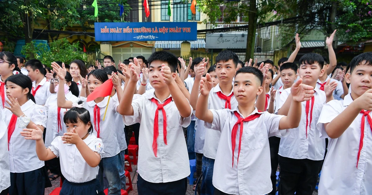 [ภาพ] พิธีเปิดพิเศษของนักเรียนร้องเพลงชาติ...ด้วยมือ