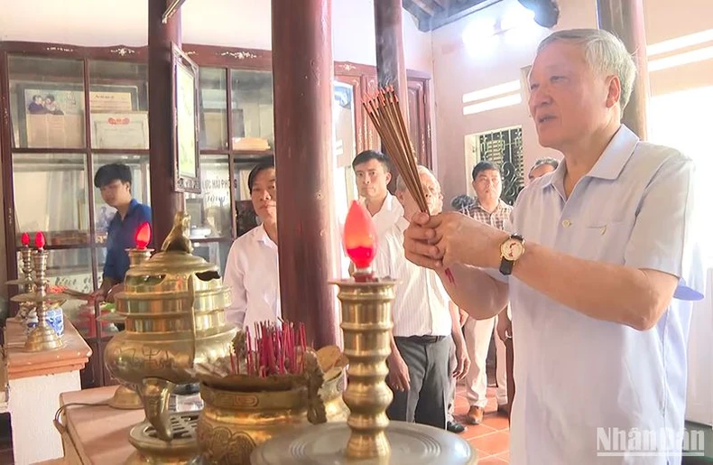 Le juge en chef de la Cour populaire suprême, Nguyen Hoa Binh, rend visite et offre des cadeaux aux familles politiques de Quang Nam, photo 2