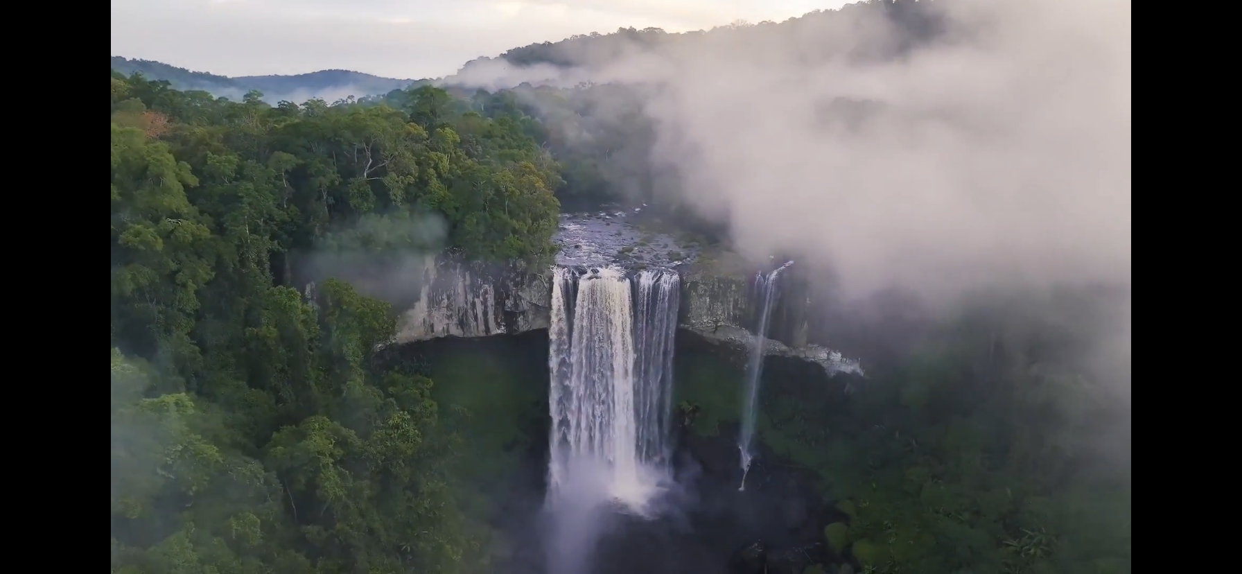 Flammenbaum-Blütezeit am Hang En-Wasserfall