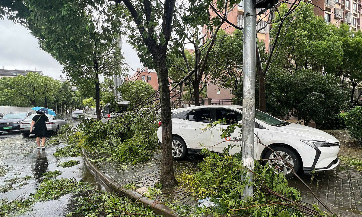 Many Vietnamese tourist groups stuck in Shanghai due to storm Bebinca