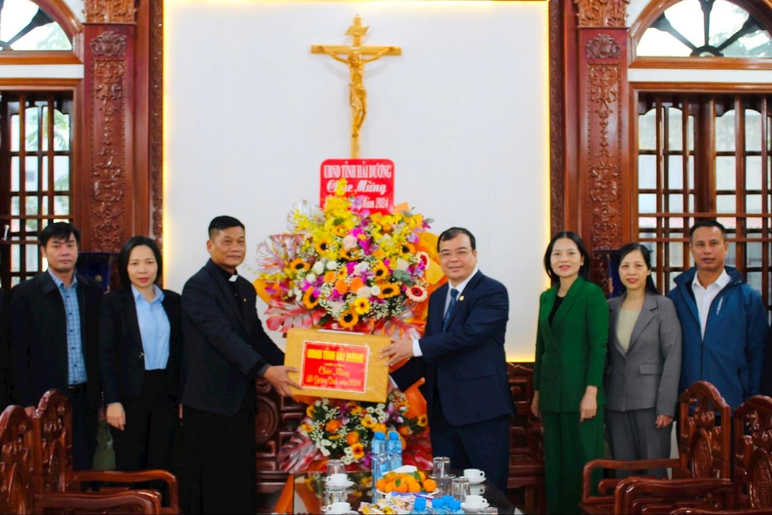 El vicepresidente del Comité Popular Provincial de Hai Duong, Nguyen Minh Hung, felicitó a los feligreses de Kinh Mon