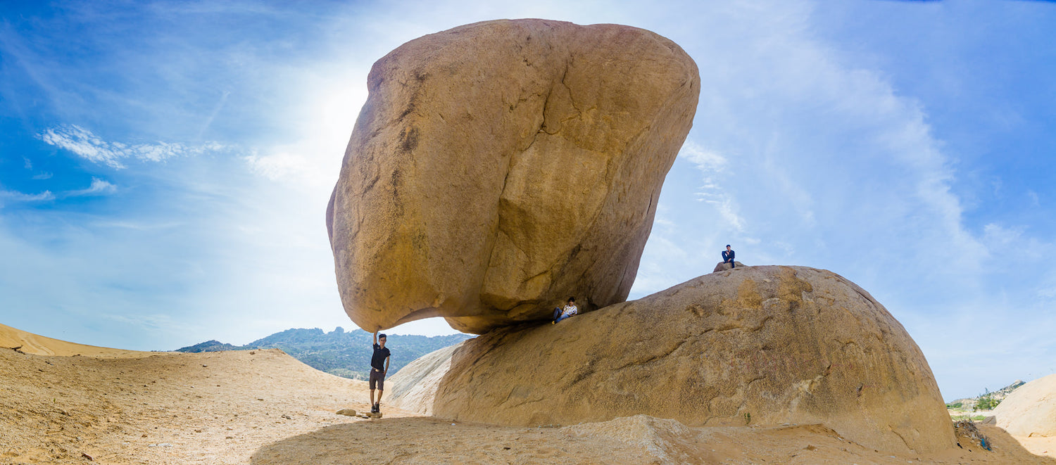 Gefährlich gestapelte Felsen bei Mui Dinh