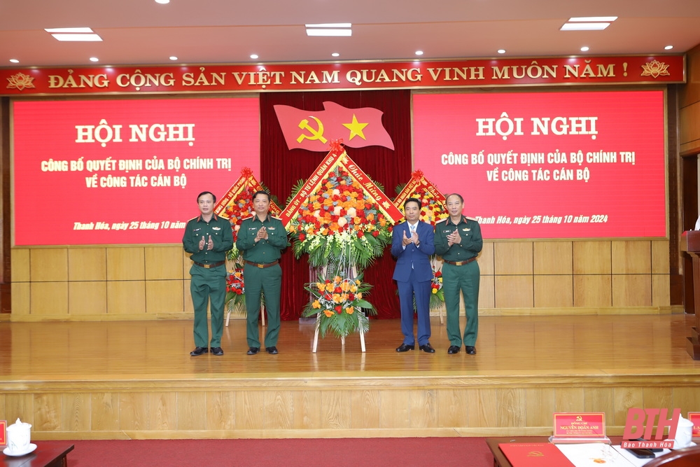 Images at the conference announcing the Politburo's decision to appoint Senior Lieutenant General Nguyen Doan Anh to hold the position of Secretary of Thanh Hoa Provincial Party Committee